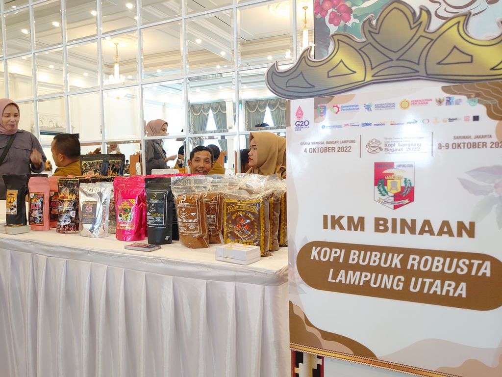 Berbagai produk kopi yang dipamerkan dalam acara Kopi Lampung Begawi 2022 di Bandar Lampung, Selasa (4/10/2022).