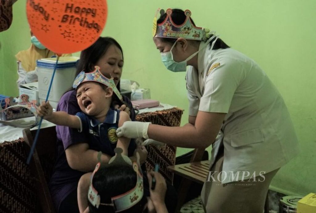 Seorang anak menangis saat diimunisasi measles-rubella (MR) di Solo, Jawa Tengah, Selasa, (1/8/2017). Pemberian imunisasi ini akan menyasar semua anak usia 9 bulan sampai 15 tahun di Solo.