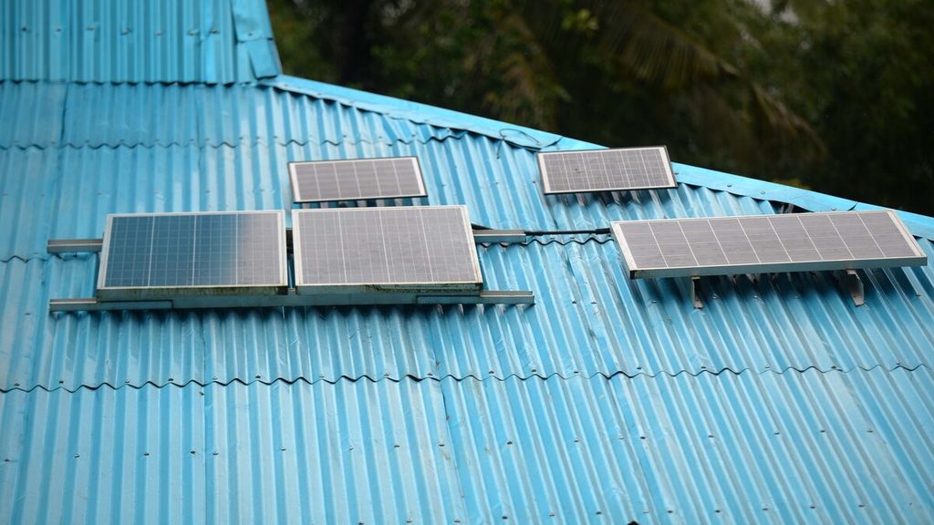 Panel surya menghiasi atap rumah warga di Dusun Palahonang, Desa Rakawutu, Kecamatan Lewa, Sumba Timur, Nusa Tenggara Timur, Jumat (5/2/2021). Panel surya tersebut menyuplai listrik yang didistribusikan ke warga melalui kios energi. 
