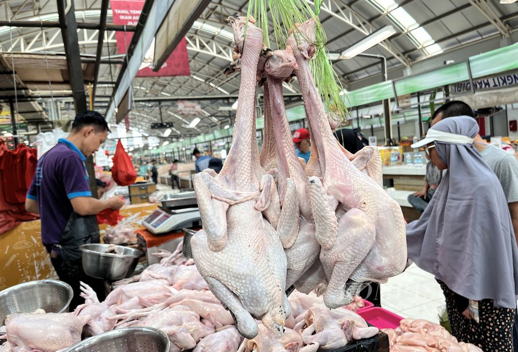 Pengunjung berbelanja ayam di pasar modern intermoda BSD di Cisauk, Kabupaten Tangerang, Banten, Sabtu (4/5/2024). Tekanan inflasi tahunan komponen harga pangan bergejolak mulai mereda pada April 2024.