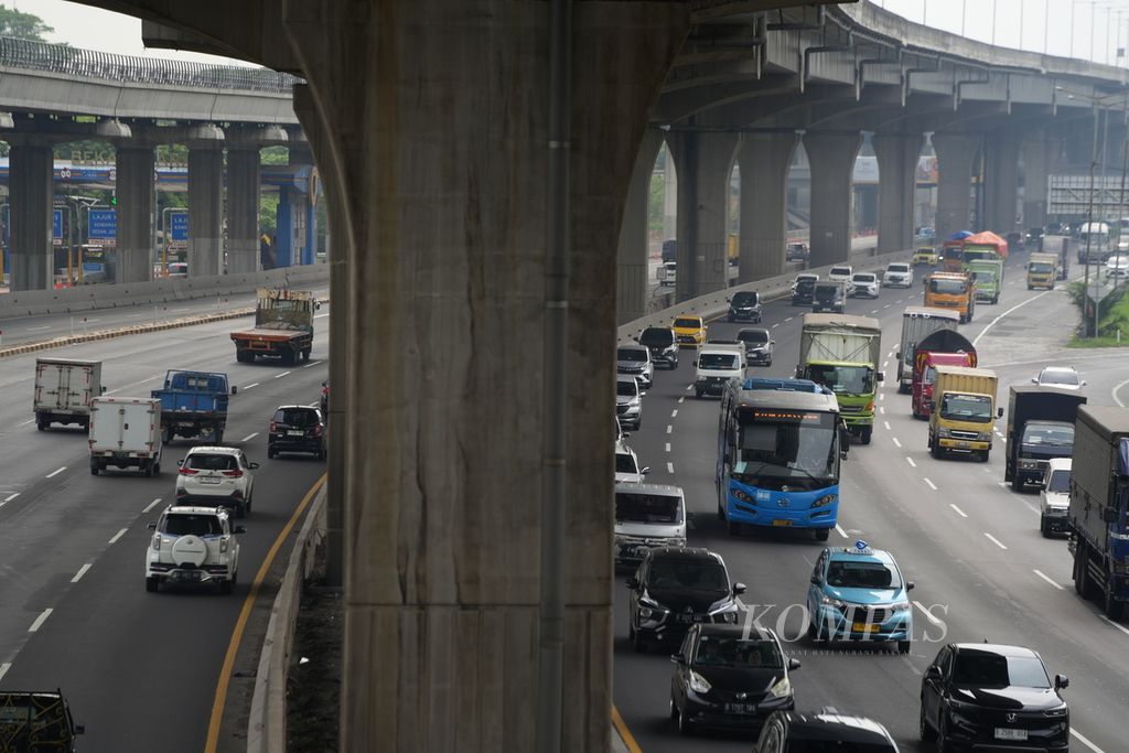 Kendaraan melintasi Jalan Tol Jakarta-Cikampek Km 12 di Kota Bekasi, Jawa Barat, Rabu (22/11/2023).