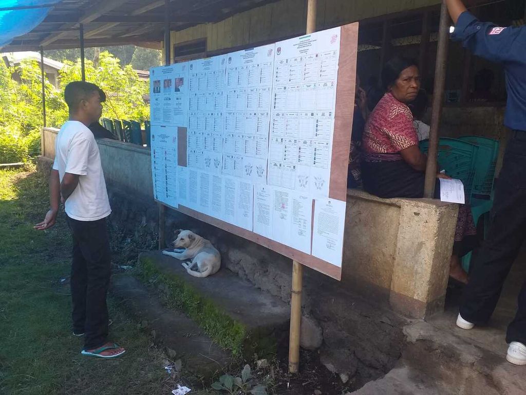Suasana pemungutan suara di Desa Klatanlo, Kecamatan Wulanggitang, Kabupaten Flores Timur, Nusa Tenggara Timur, Rabu (14/2/2024). 