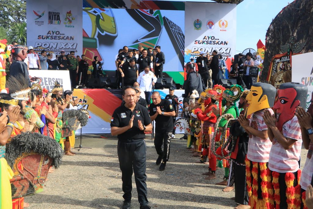 Menteri Pemuda dan Olahraga Zainudin Amali (tengah) meluncurkan Maskot Pekan Olahraga Nasional XXI Aceh-Sumatera Utara berupa harimau sumatera di Medan, Sumatera Utara, Minggu (29/1/2023). 