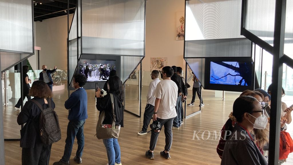 Suasana pameran karya lima perupa finalis VH Award ke-4 di Museum Seni Modern dan Kontemporer di Nusantara (Macan), Jakarta pada Kamis (8/9/2022). Pameran ini dibuka untuk umum pada 10 September hingga 13 November 2022. 