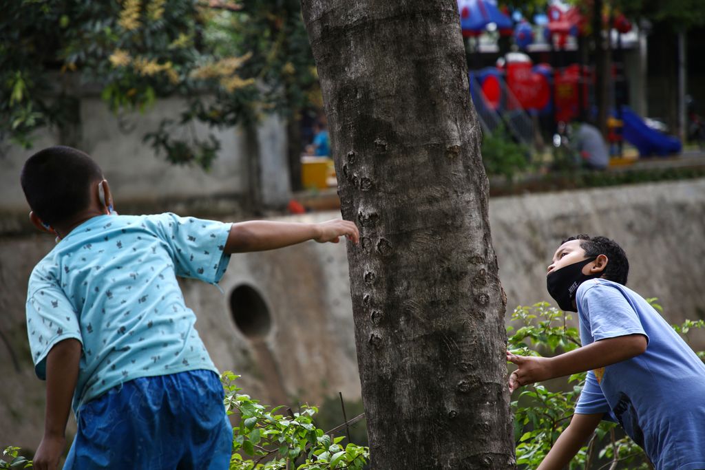 Children using masks inappropriately are playing in the Buyan park at Bendungan Hilir, Tanah Abang, Central Jakarta, Monday (24/8/2020). 