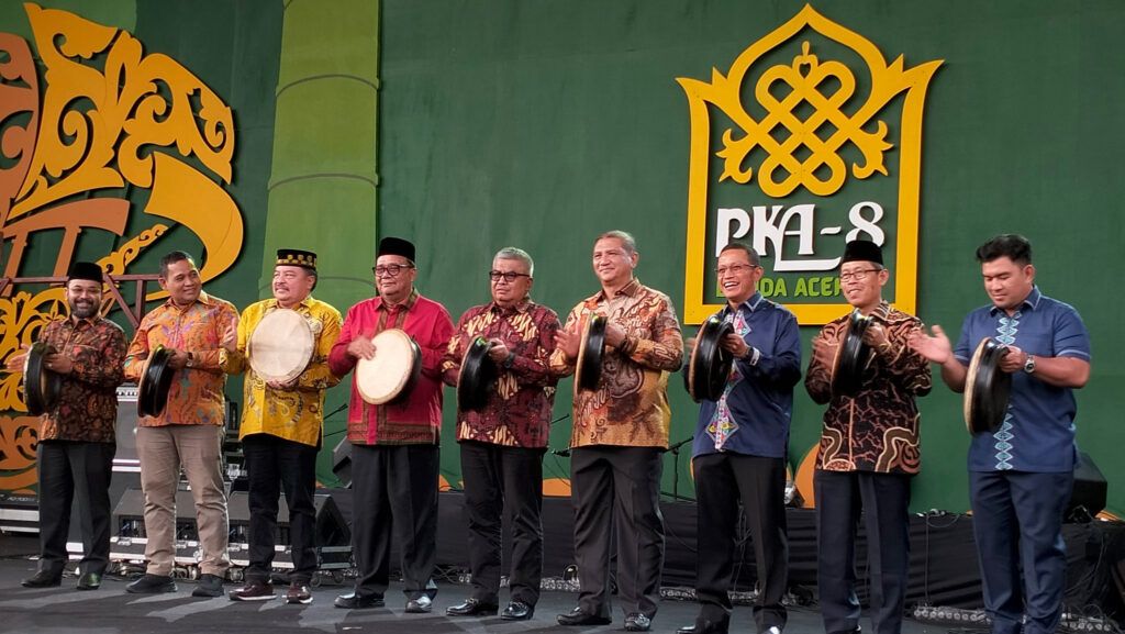 Para pejabat daerah Provinsi Aceh menabuh rapai sebagai tanda penutupan Pekan Kebudayaan Aceh (PKA) ke-8 di Taman Ratu Safiatuddin, Kota Banda Aceh, Minggu (12/11/2023) malam. PKA digelar setiap empat tahun sebagai ajang promosi budaya Aceh.