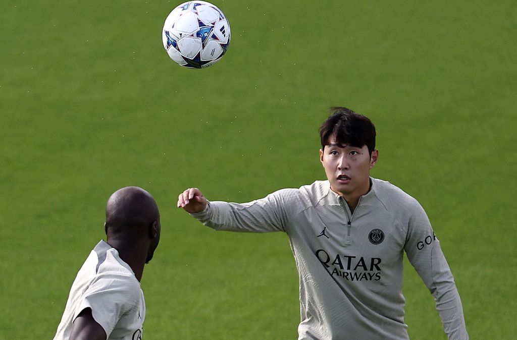 Gelandang serang Paris Saint-Germain asal Korea Selatan, Lee Kang-in, berlatih di Poissy, sebelah barat Paris, Perancis, Senin (18/9/2023). Lee dipastikan memperkuat Korea Selatan di ajang Asian Games Hangzhou 2022.