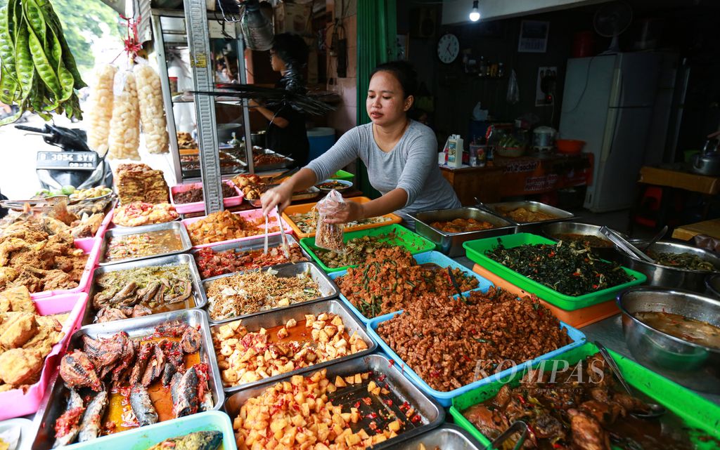 Pedagang melayani pembelian lauk di warung makan di kawasan Petamburan, Tanah Abang, Jakarta Pusat, Senin (12/9/2022).