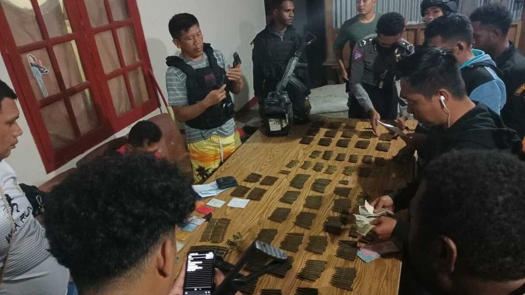 Pihak kepolisian menyita 615 butir amunisi yang akan diselundupkan seorang warga berinisial AN ke kelompok kriminal bersenjata pimpinan Egianus Kogoya di Kabupaten Yalimo, Rabu (29/6/2022).