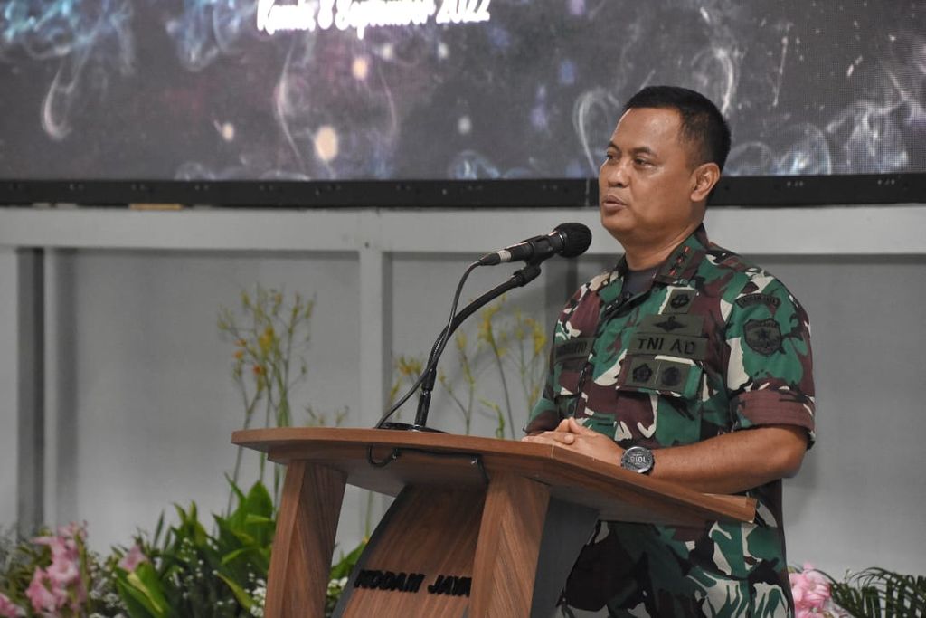 Panglima Komando Daerah Militer Jayakarta Mayor Jenderal TNI Untung Budiharto, Kamis (8/9/2022), memberikan sambutan dalam pertemuan dengan pemimpin media di Markas Kodam Jaya, Jakarta Timur. 