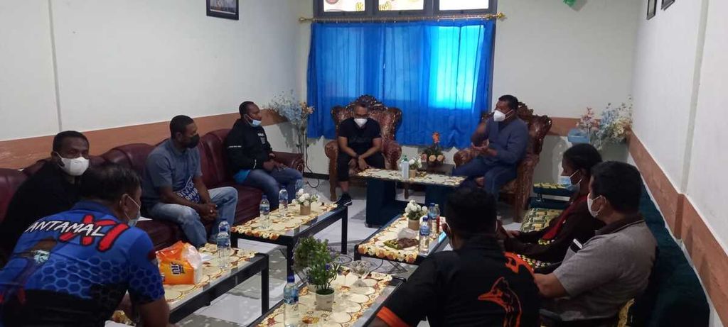 Mediasi yang dilakukan pihak RSAL Lantamal XI Merauke, Papua, dengan keluarga mendiang Adriana Mahuse (10), Sabtu (26/2/2022). Sebelumnya, pihak RSAL diduga menolak kedatangan Adriana dan keluarga yang memohon perawatan di rumah sakit sehingga berakibat pada kematian.