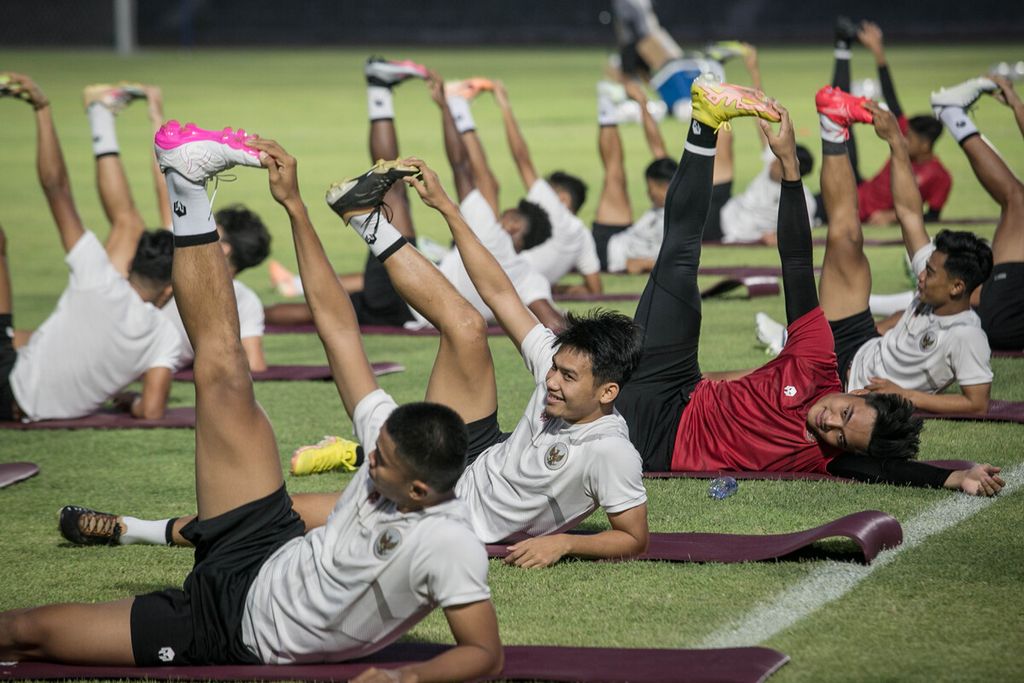 Pesepak bola Indonesia U-23 mengikuti sesi latihan perdana di Stadion Sriwedari, Solo, Jawa Tengah, Senin (4/9/2023).