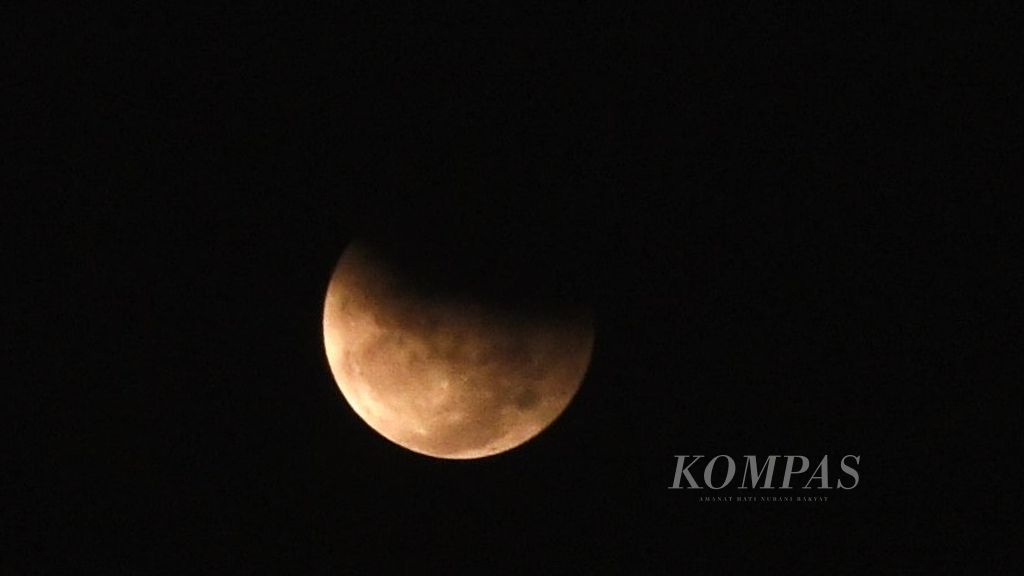 The total lunar eclipse seen from courtyard of Masjid Al Akbar Mosque, Surabaya, East Java, Tuesday (8/11/2022). 