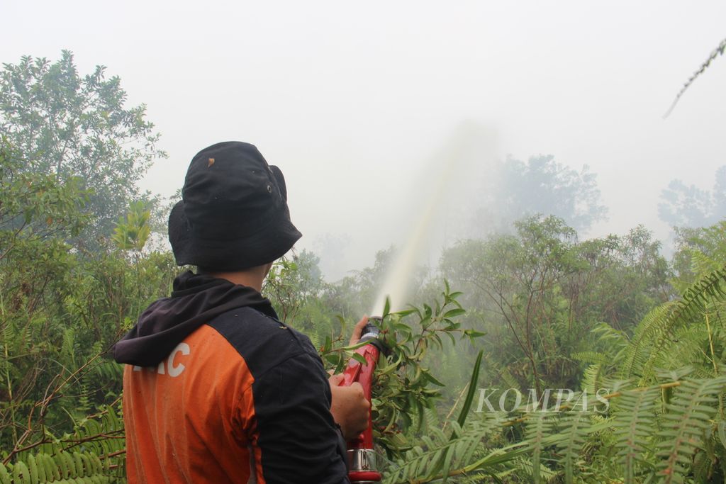 Salah satu tim Badan Penanggulangan Bencana Daerah Provinsi Kalimantan Barat sedang memadamkan kebakaran gambut di Kabupaten Kubu Raya, Rabu (31/5/2023).