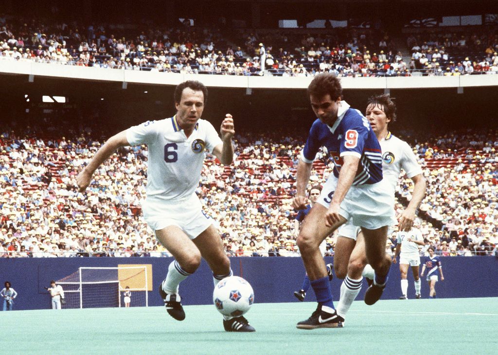 Legenda sepak bola Jerman, Franz Beckenbauer (kiri), saat bermain untuk tim New York Cosmos beraksi dalam pertandingan liga sepak bola MLS di East Rutherford, New Jersey, AS, dalam arsip foto tanggal 1 Mei 1983. Beckenbauer meninggal dalam usia 78 tahun, Minggu (7/1/2024). 