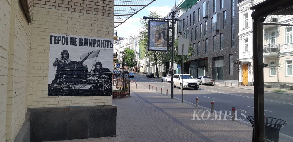 Poster penggugah semangat dan solidaritas untuk Ukraina terpasang di salah satu sudut Kyiv, Senin (13/6/2022). Ukraina terus berusaha menggalang dukungan dari berbagai negara untuk menghadapi Rusia. Setelah empat bulan, belum ada tanda-tanda perang akan berakhir. 