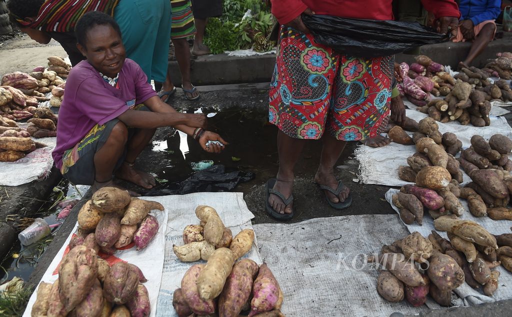 Penjual ubi di Pasar Tolikelek, Kabupaten Jayawijaya, Kamis (18/11/2022).