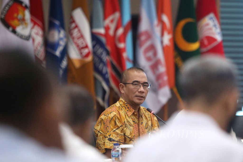  Ketua Komisi Pemilihan Umum (KPU) Hasyim Asyari hadir dalam sosialisasi Peraturan KPU Nomor 4 Tahun 2022 tentang Pendaftaran, Verfikasi, dan Penetapan Partai Politik Peserta Pemilihan Umum Anggota DPR dan DPR Daerah di Kantor KPU, Jakarta, Senin (25/7/2022). 