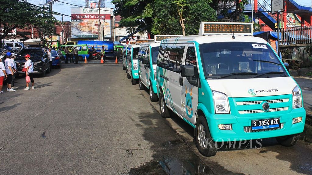 Lima angkot listrik Kota Bogor atau Alibo terparkir di depan Halte Cidangiang, Kamis (4/4/2024). Uji coba Alibo akan berlangsung selama tiga bulan dengan sistem pembayaran nontunai sebesar Rp 5.000.