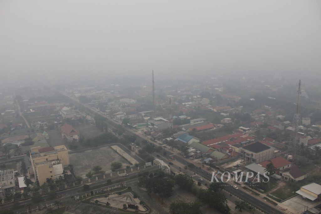 Tampak atas Kota Palangkaraya, Kalimantan Tengah pada Rabu (4/10/2023) sore dari menara Masjid Raya Darussalam Palangkaraya, di Jalan G. Obos. Kabut asap kian tebal, kualitas udara di Palangkaraya pun masuk kategori berbahaya.