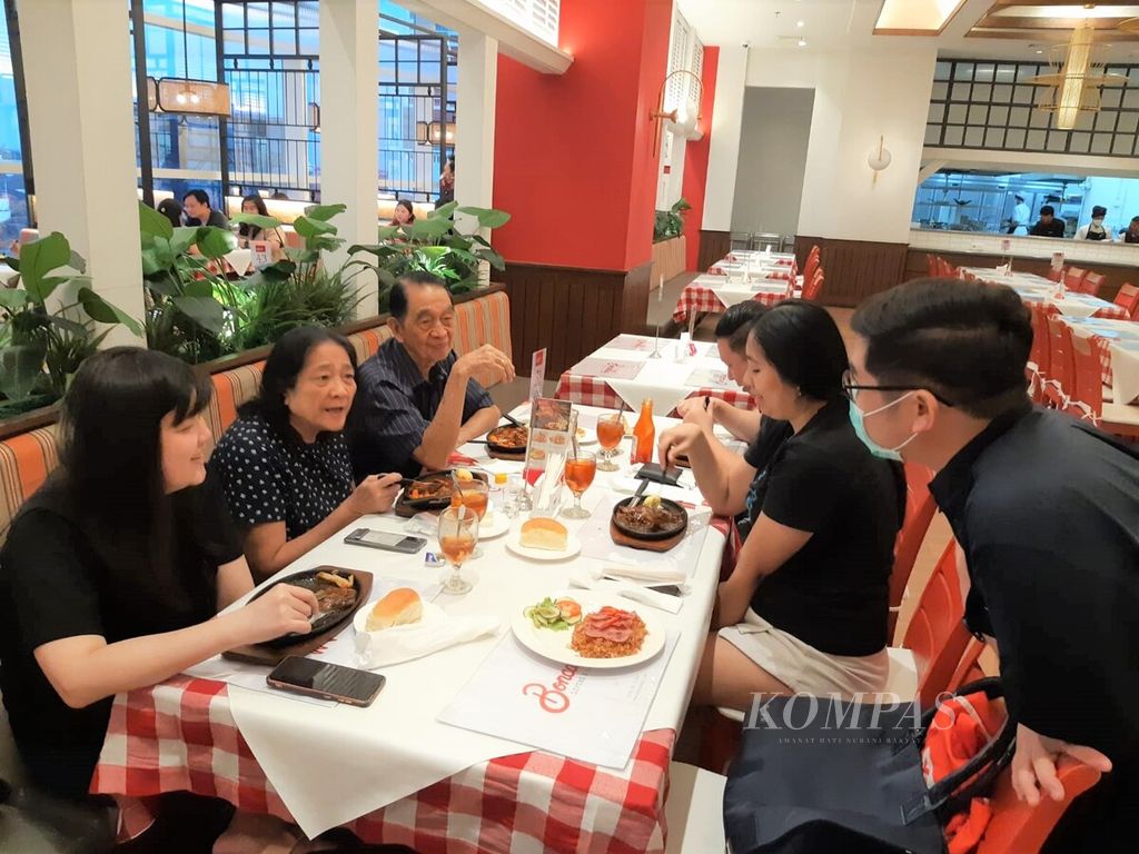 CEO Boncafe Steak & Ice Cream Andrew Prasetya (paling kanan memakai masker) mendengarkan masukan dari tamu restoran benama Imam (ujung kiri) di Boncafe cabang Galaxy Mal3 Surabaya pada Rabu (18/5/2022). Imam dan keluarga adalah pelanggan Boncafe sejak 30 tahun lalu.