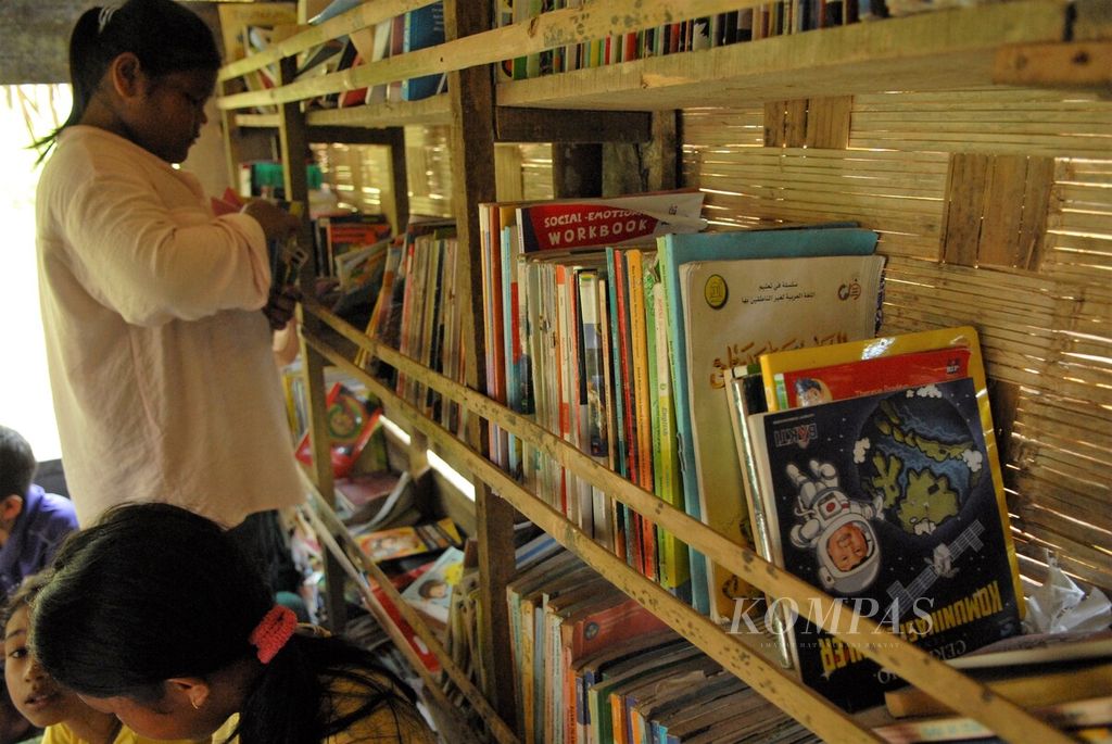 Hari Buku Nasional yang jatuh pada 17 Mei diperingati lebih awal lewat donasi buku dan aksi literasi di Taman Baco Atap Rumbe, Desa Jambi Tulo, Kecamatan Maro Sebo, Muaro Jambi, Minggu (14/5/2023). 