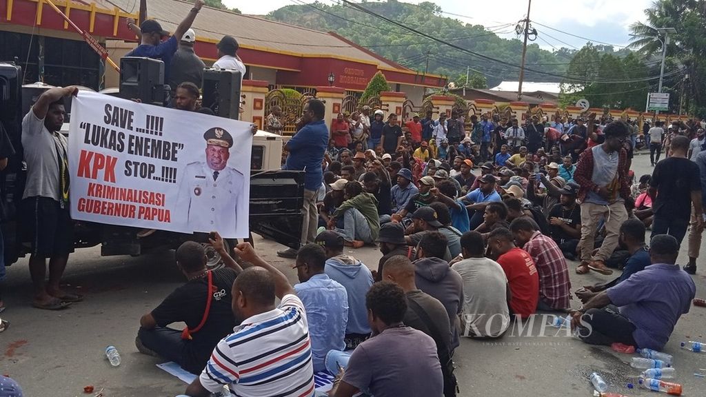 Unjuk rasa massa yang menolak penetapan Gubernur Papua Lukas Enembe sebagai tersangka oleh Komisi Pemberantasan Korupsi di Kota Jayapura, Papua, pada Senin (12/9/2022).