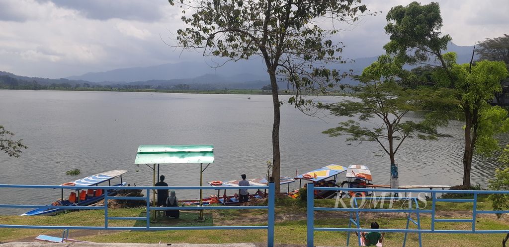 Suasana tempat wisata Waduk Selorejo Malang, Rabu (3/5/2022). Pada Lebaran 2022 ini, penyedia jasa wisata mulai memetik hasil seusai terpuruk akibat didera pandemi selama 2 tahun.