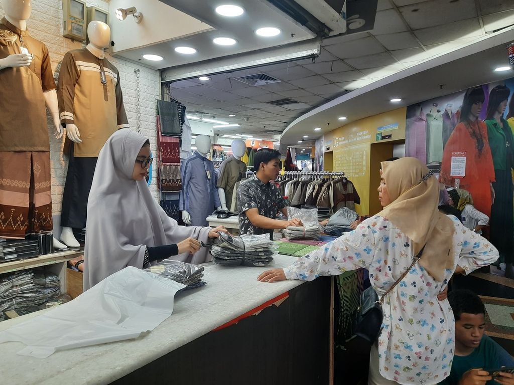 Pedagang dari Toko Kamiliano tengah melayani pelanggan di Blok B, Pasar Tanah Abang, Jakarta, Kamis (13/4/2023).