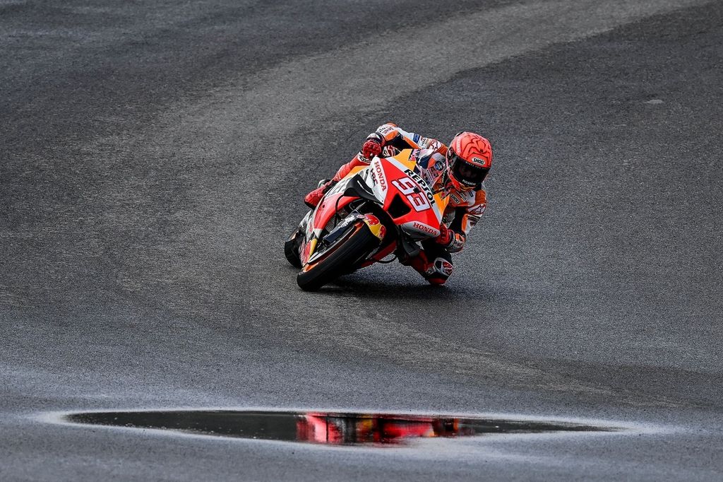 Pebalap tim Repsol Honda Marc Marquez memaju motornya pada sesi kualifikasi MotoGP seri Portugal di Sirkuit Internasional Algarve, Portimao, Sabtu (23/4/2022). 