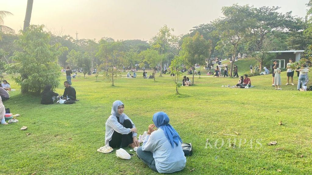 Sejumlah warga Jakarta menikmati sore di Hutan Kota GBK pada Kamis (9/5/2024).