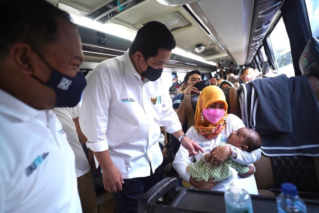 SOE Minister Erick Thohir interacts with travelers who take part in the free homecoming program held by state-owned companies, in Jakarta, Wednesday (27/4/2022).