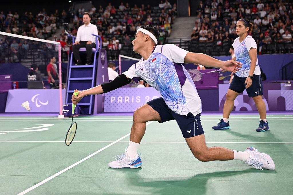 Pasangan ganda campuran SL3-SU5 Indonesia, Hikmat Ramdani (kiri) dan Leani Ratri Oktila (kanan), menghadapi sesama wakil Indonesia, Khalimatus Sadiyah/Fredy Setiawan, pada final Paralimpiade Paris 2024 di Porte de la Chapelle Arena, Paris, Perancis, Senin (2/9/2024). Kemenangan diraih Hikmat/Ratri dengan skor 2-0 (21-16, 21-15) sekaligus menjadi medali emas pertama bagi kontingen Indonesia di Paralimpiade Paris 2024.