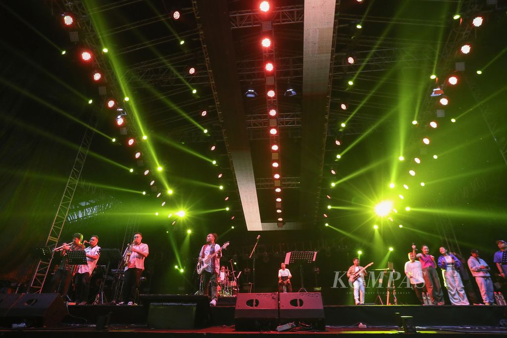 Penampilan band Indonesia Timur Show: Barry Likumahuwa Feat Doddie Latuharhary-Shine Of Black-Mellyanox di Boss Stage pada hari pertama acara Pestapora 2023 di Gambir Expo Kemayoran, Jakarta, Jumat (22/9/2023). 