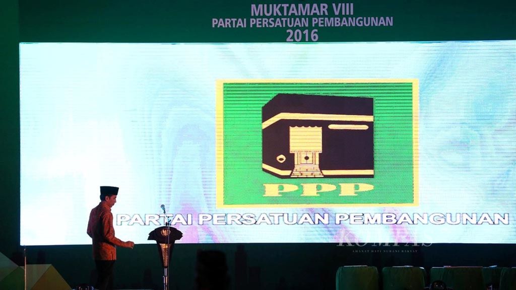 Presiden Joko Widodo berjalan di panggung sebelum menyampaikan sambutan dalam pembukaan Muktamar VIII Partai Persatuan Pembangunan (PPP) di Asrama Haji Pondok Gede, Jakarta, Jumat (8/4/2016). 