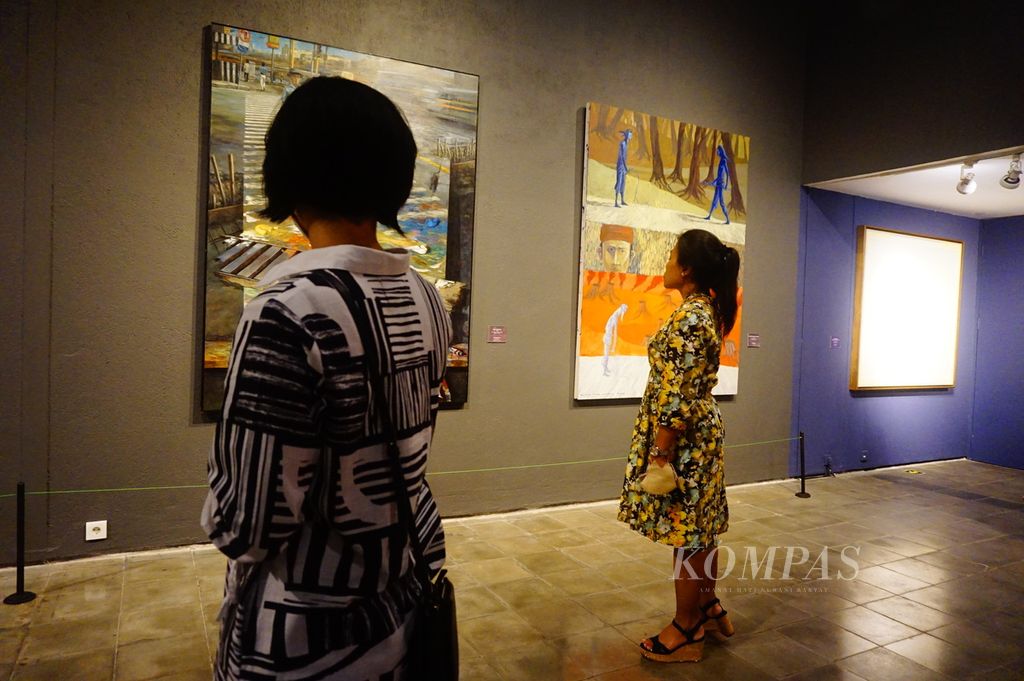 Sejumlah pengunjung melihat beberapa lukisan yang ditampilkan dalam pameran Mata Air Bangsa-Persembahan untuk Buya Syafii Maarif dan Gus Dur di OHD Museum, Magelang, Sabtu (30/7/2022).