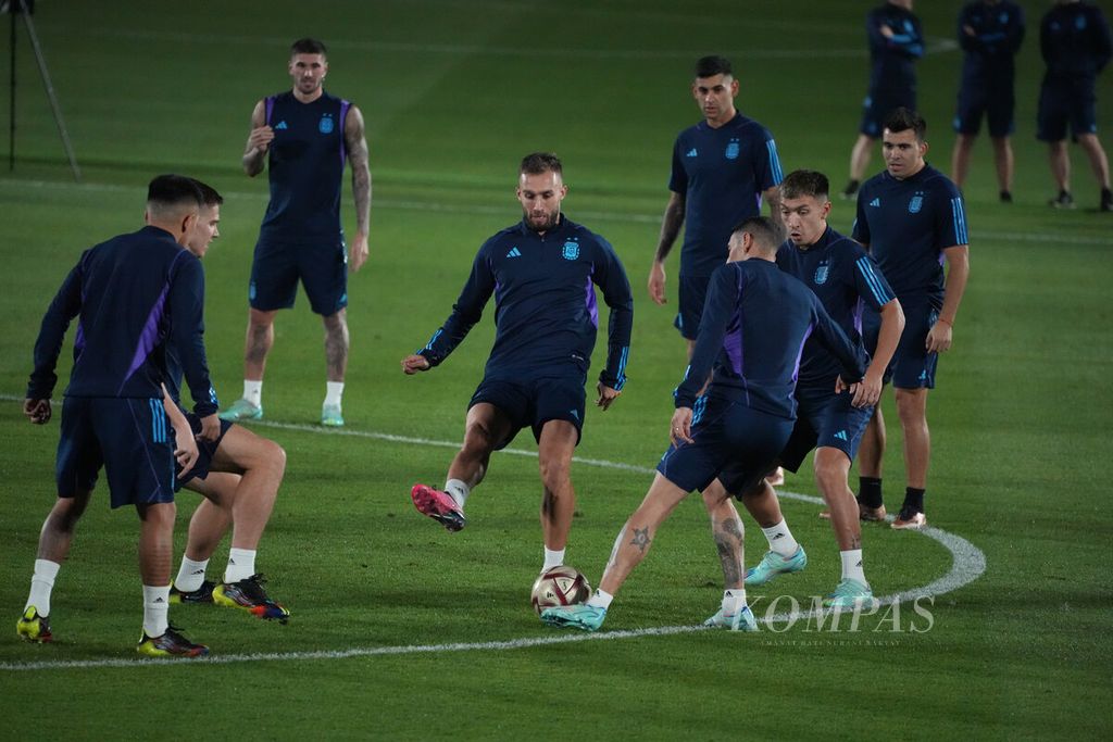  Argentine players train at Qatar University Field, Qatar, Monday (12/12/2022). Argentina will face Croatia in the semifinals of the World Cup, Wednesday (14/12/2022) early morning WIB.