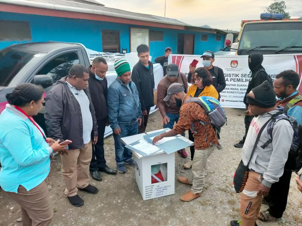 Komisioner KPU Papua dan KPU Yalimo meninjau logistik pemungutan suara ulang untuk lima distrik.