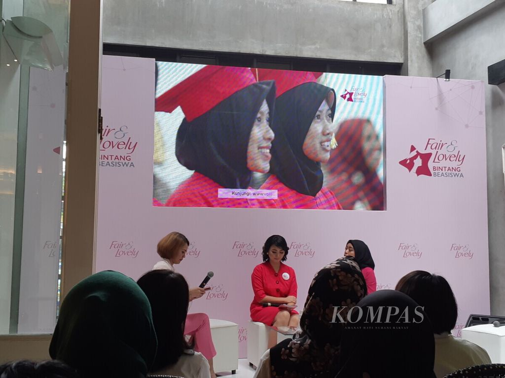 Beasiswa Bintang Fair & Lovely diberikan bagi perempuan muda Indonesia untuk kuliah di perguruan tinggi. Program ini memberikan beasiswa kuliah bagi 50 perempuan muda tiap tahun.