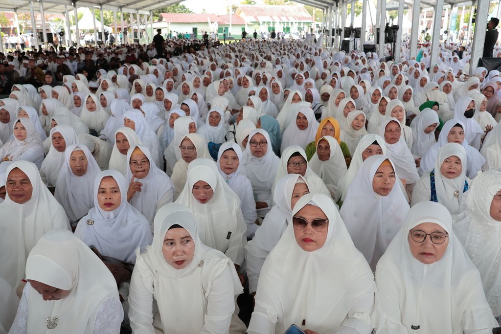 Ribuan peserta Barus Berselawat untuk Indonesia sudah hadir sejak pukul 06.00, Rabu (15/2/2023), di Lapangan Merdeka, Padang Masiang, Kabupaten Tapanuli Tengah, Sumatera Utara. 