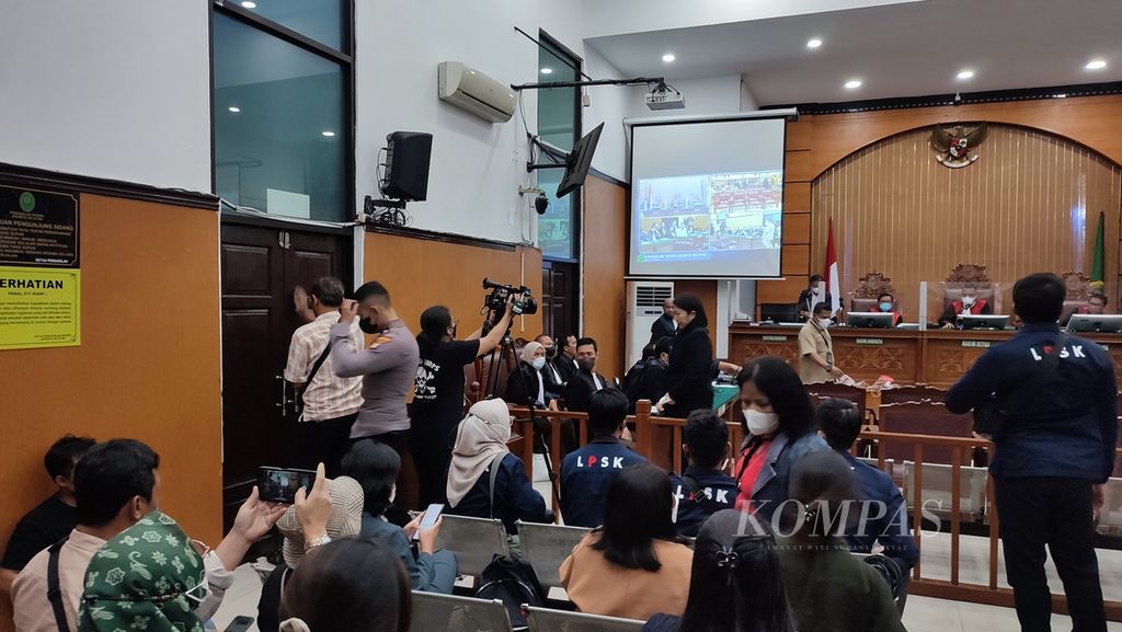 Putri Candrawathi meninggalkan ruang sidang seusai diperiksa sebagai saksi dalam perkara pembunuhan berencana Nofriansyah Yosua Hutabarat, Senin (12/12/2022), di Pengadilan Negeri Jakarta Selatan. 