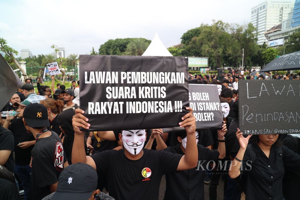 Para aktivis dan masyarakat peduli pelanggaran hak asasi manusia serta Koalisi Masyarakat Sipil berkumpul dalam aksi Kamisan ke-804 di seberang Istana Merdeka, Jakarta, Kamis (1/2/2024). 