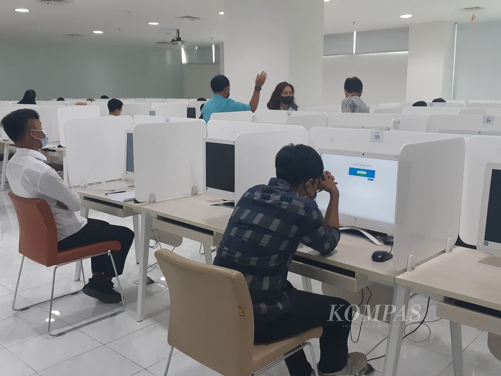 sejumlah peserta UTBK-SBMPTN di kampus Universitas Indonesia tengah menjalani tes tertulis. Pengawasan ujian dilakukan secara ketat oleh panitia untuk mencegah upaya kecurangan.
