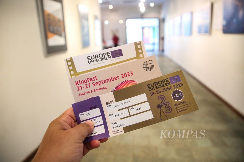 Pengunjung mengabadikan tiket Festival Film Uni Eropa di Goethe Institut Jakarta, Selasa (20/6/2023). Festival film yang berlangsung pada 16-25 Juni 2023 di tujuh kota ini dapat dinikmati masyarakat umum secara gratis.