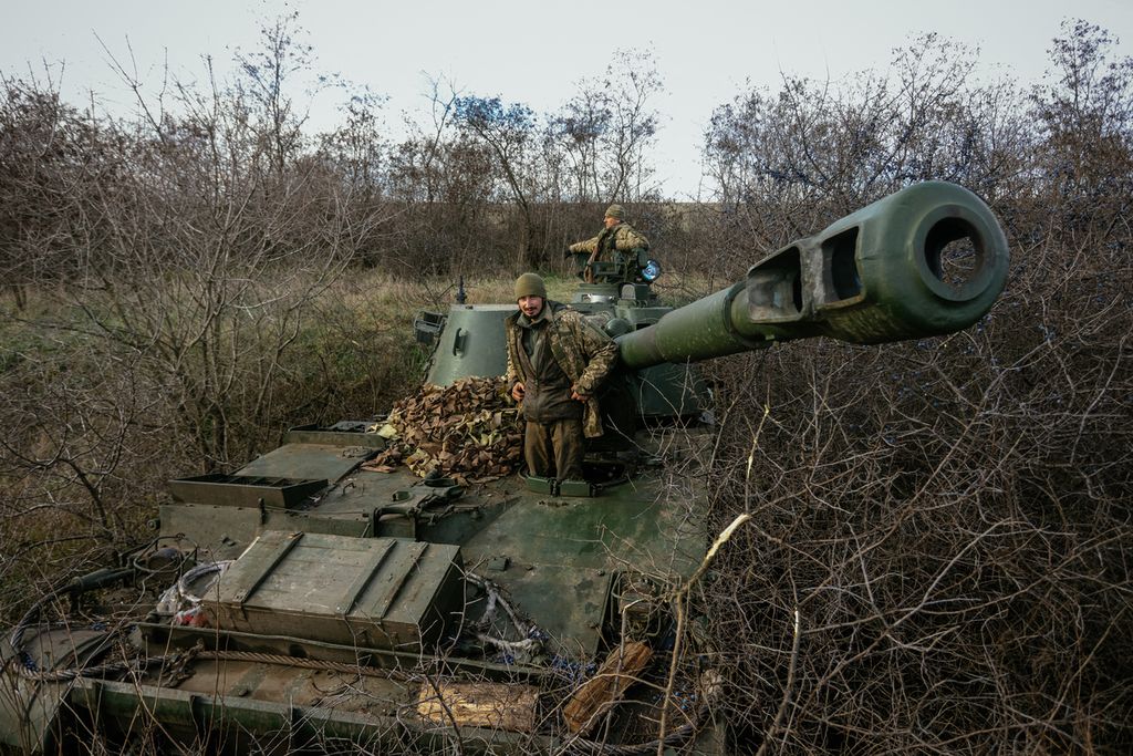 Foto pada akhir November 2022 menampilkan satuan artileri Ukraina di atas S3 Artileri Swa Gerak di wilayah timur Ukraina dekat front pertempuran melawan Rusia. 