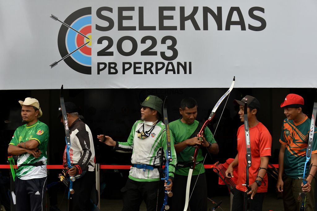 Sejumlah pemanah bersiap memanah di Lapangan Panahan Stadion Gelora Bung Karno, Jakarta, Rabu (8/3/2023).