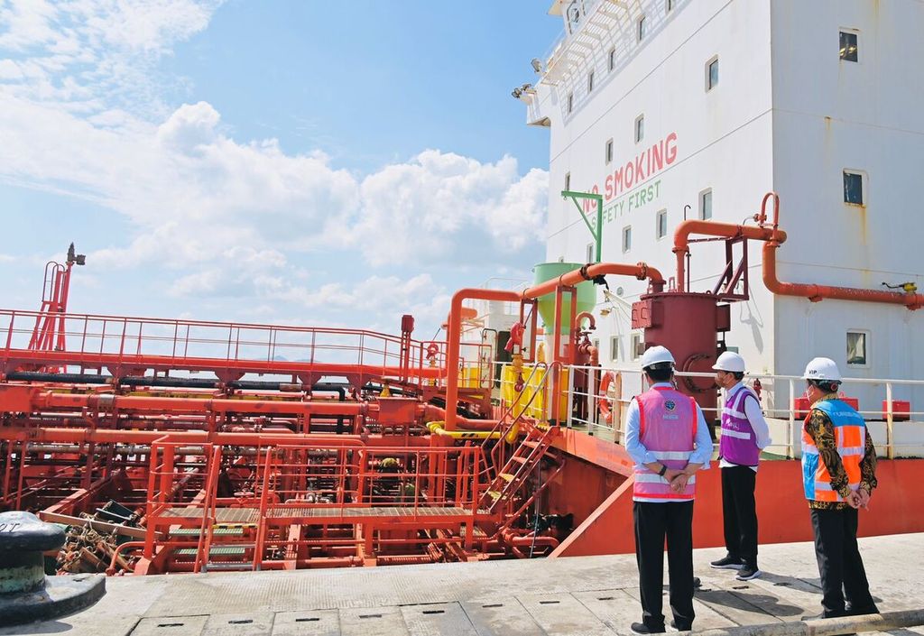 Presiden Joko Widodo meninjau fasilitas di Terminal Kijing, Pelabuhan Pontianak, Kalimantan Barat, Selasa (9/8/2022), Terminal ini membuka akses ekspor produk-produk dari Kalimantan Barat.