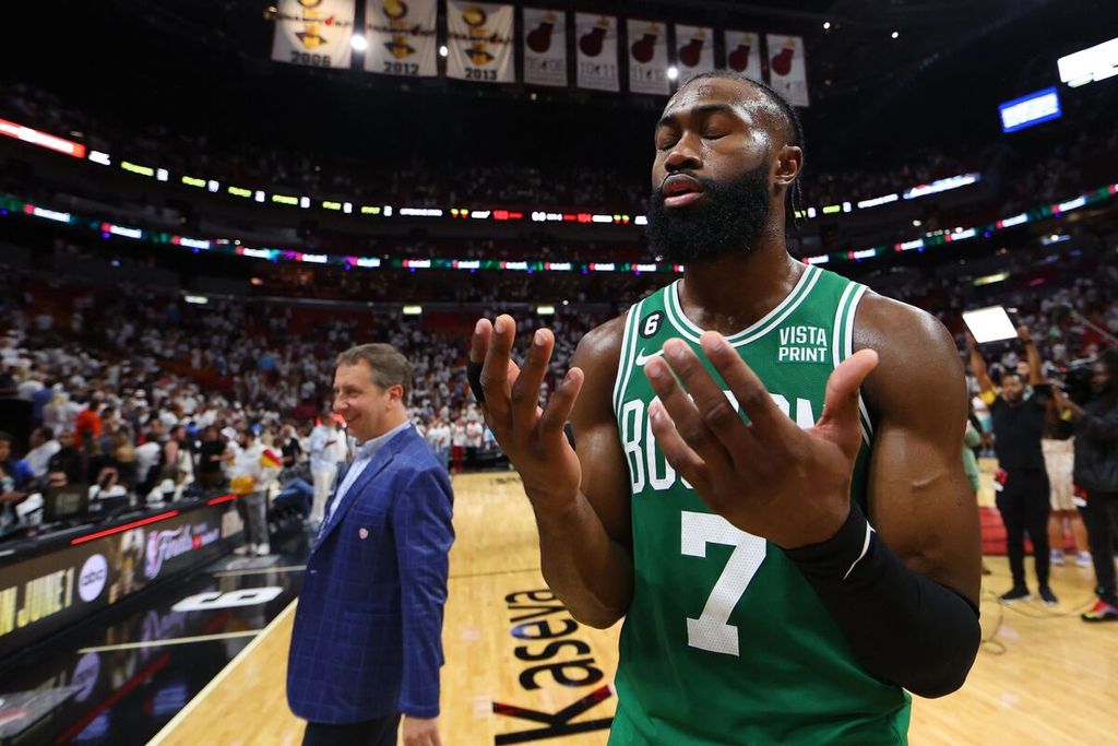 Reaksi pebasket Boston Celtics, Jaylen Brown, setelah pertandingan keenam final Wilayah Timur <i>playoff</i> NBA antara Boston Celtics dan Miami Heat di Miami, Minggu (28/5/2023) WIB. Celtics mengalahkan Heat 104-103 sehingga juara final Wilayah Timur akan ditentukan pada laga ketujuh, Selasa (30/5/2023) WIB. 