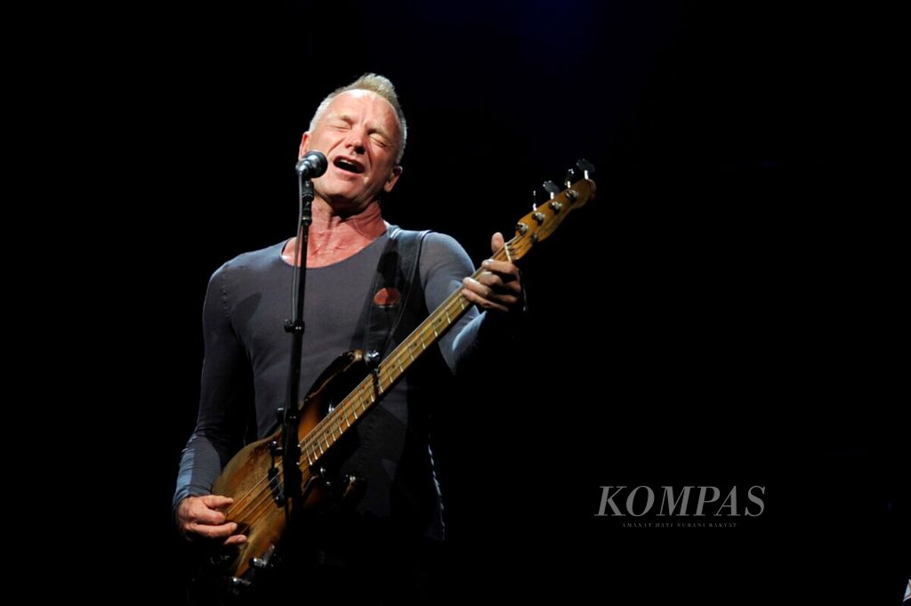 The lead vocalist and bass player Sting satisfy the longing of their fans in a concert titled "Back to Bass Tour" at Mata Elang International Stadium Ancol, Jakarta on Saturday (December 15th).
