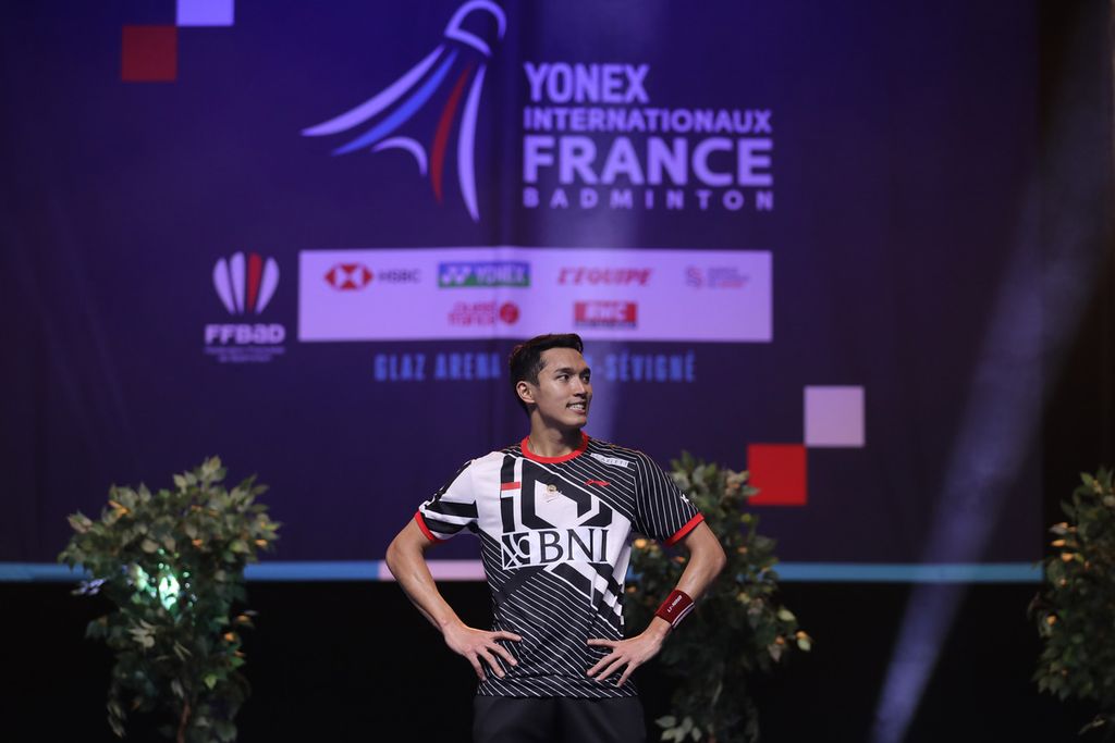 Jonatan Christie berdiri di atas podium sebagai juara tunggal putra Perancis Terbuka dengan mengalahkan Li Shi Feng (China) 16-21, 21-15, 21-14, di Glaz Arena, Rennes, Perancis, Minggu (29/10/2023).